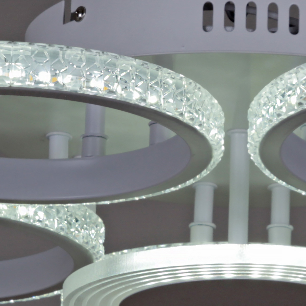 Потолочная люстра Reluce 05883-0.3-5+1 WH