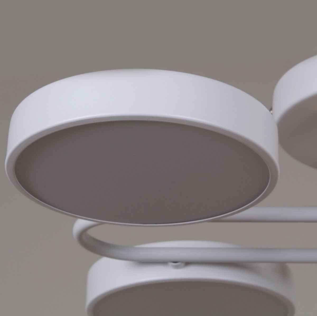 Потолочная люстра Reluce 03322-0.3-06 WH+WOOD