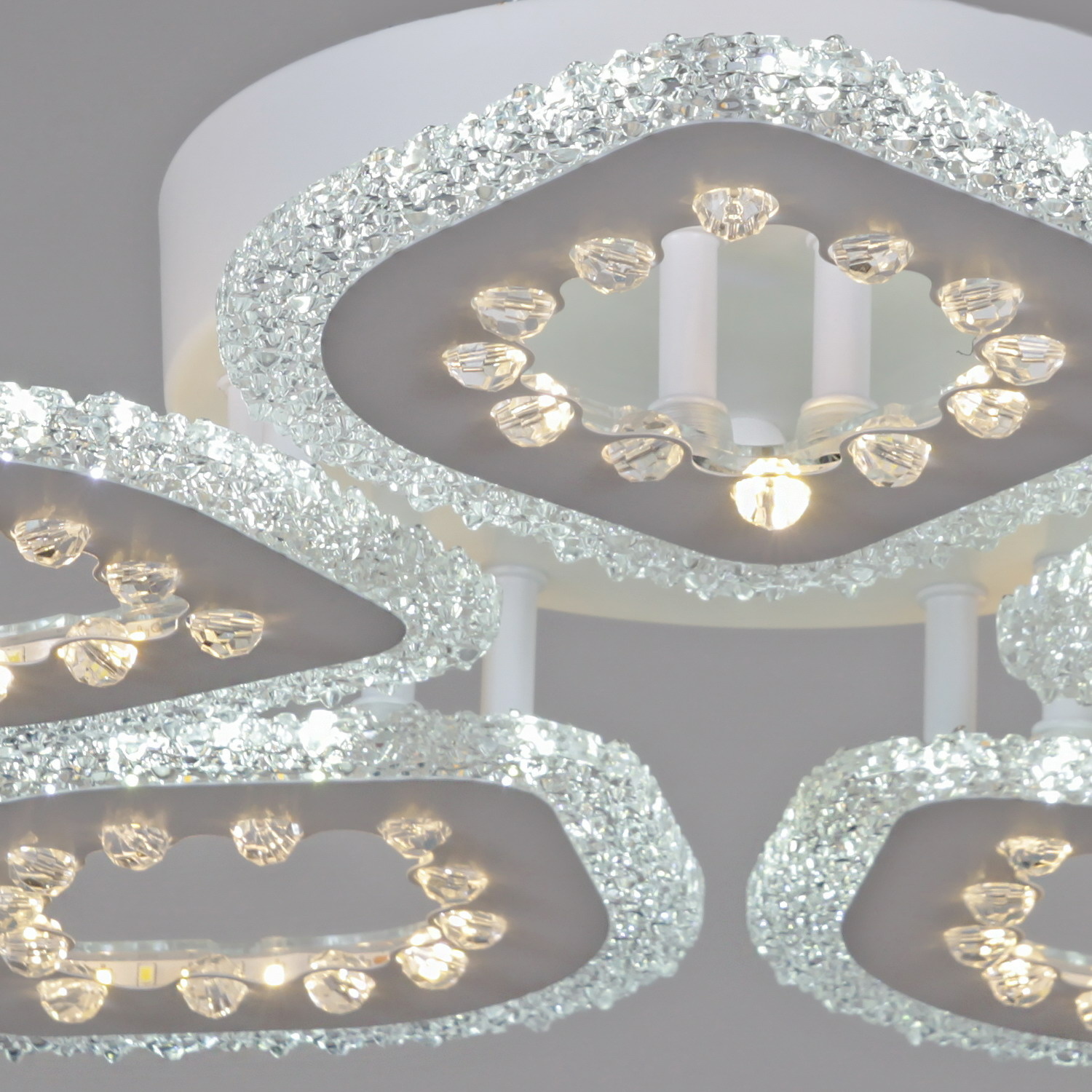 Потолочная люстра Reluce 08453-0.3-05A WH