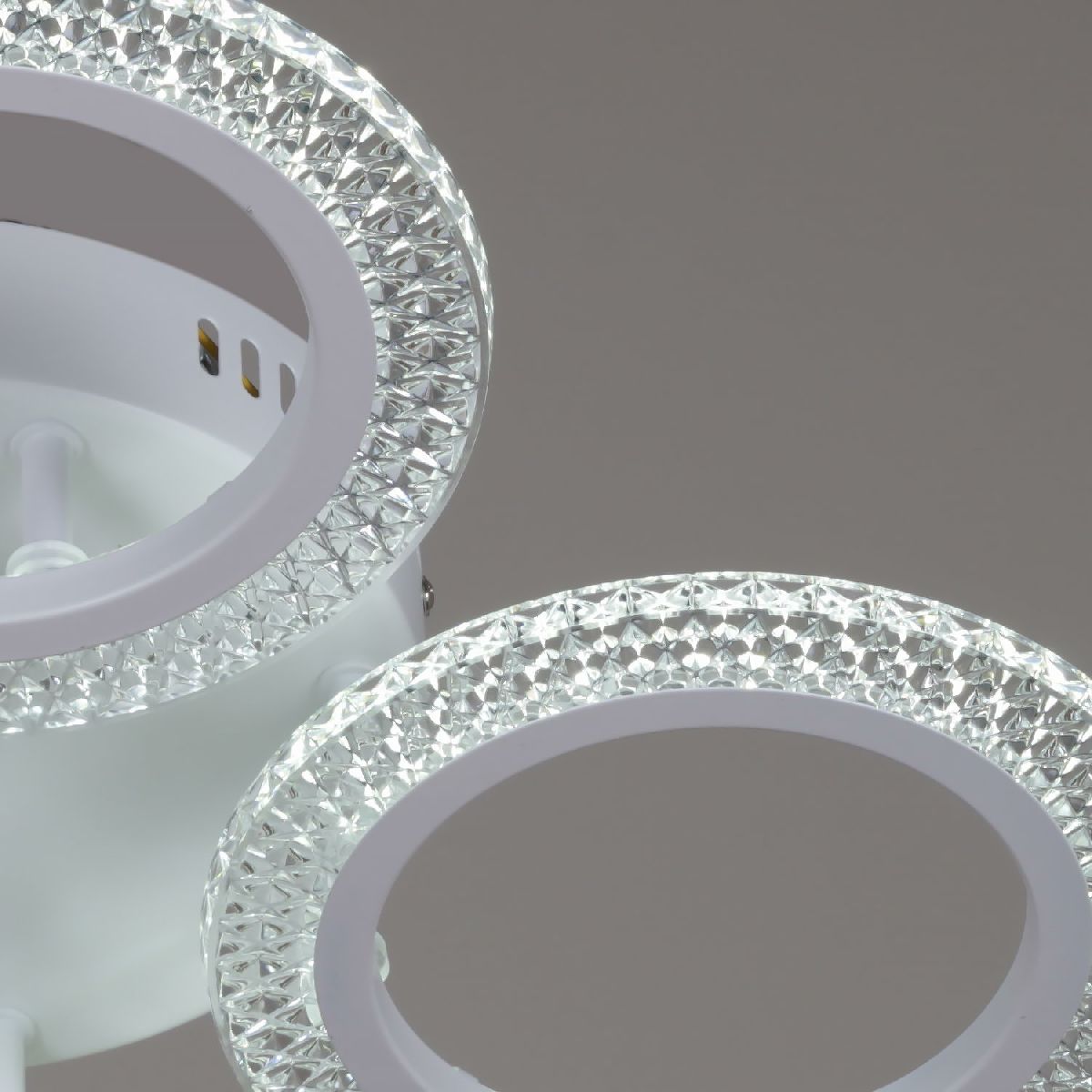 Потолочная люстра Reluce 08488-0.3-04A WH