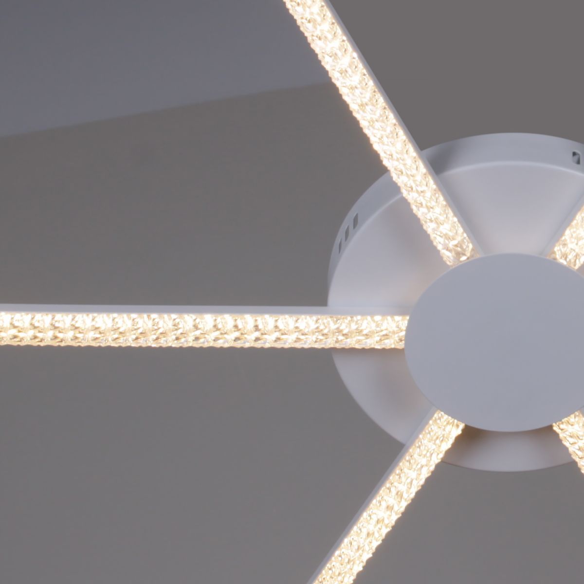 Потолочная люстра Reluce 06537-0.3-3+3 WH