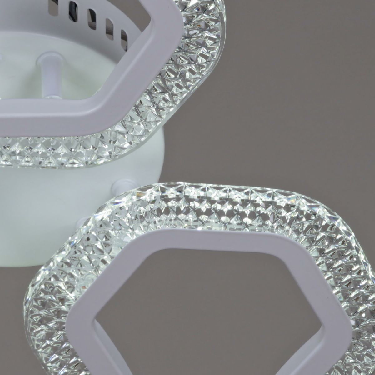 Потолочная люстра Reluce 08490-0.3-03A WH