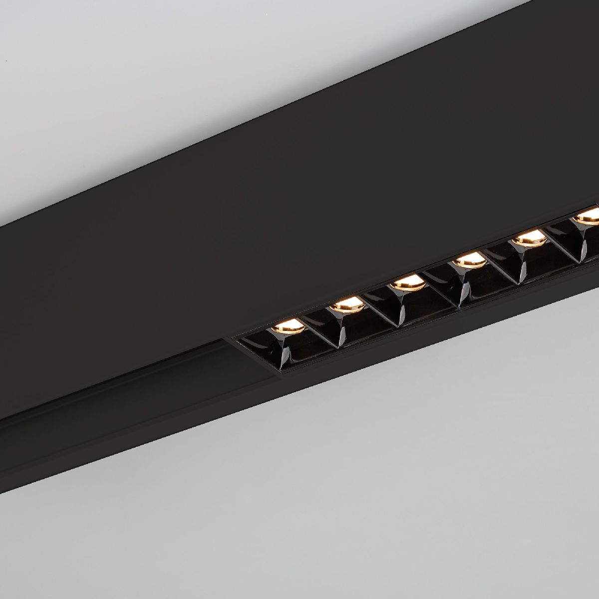 Трековый магнитный светильник Arlight MAG-LASER-45-L480-18W Warm3000 (BK, 15 deg, 24V, DALI) 046548