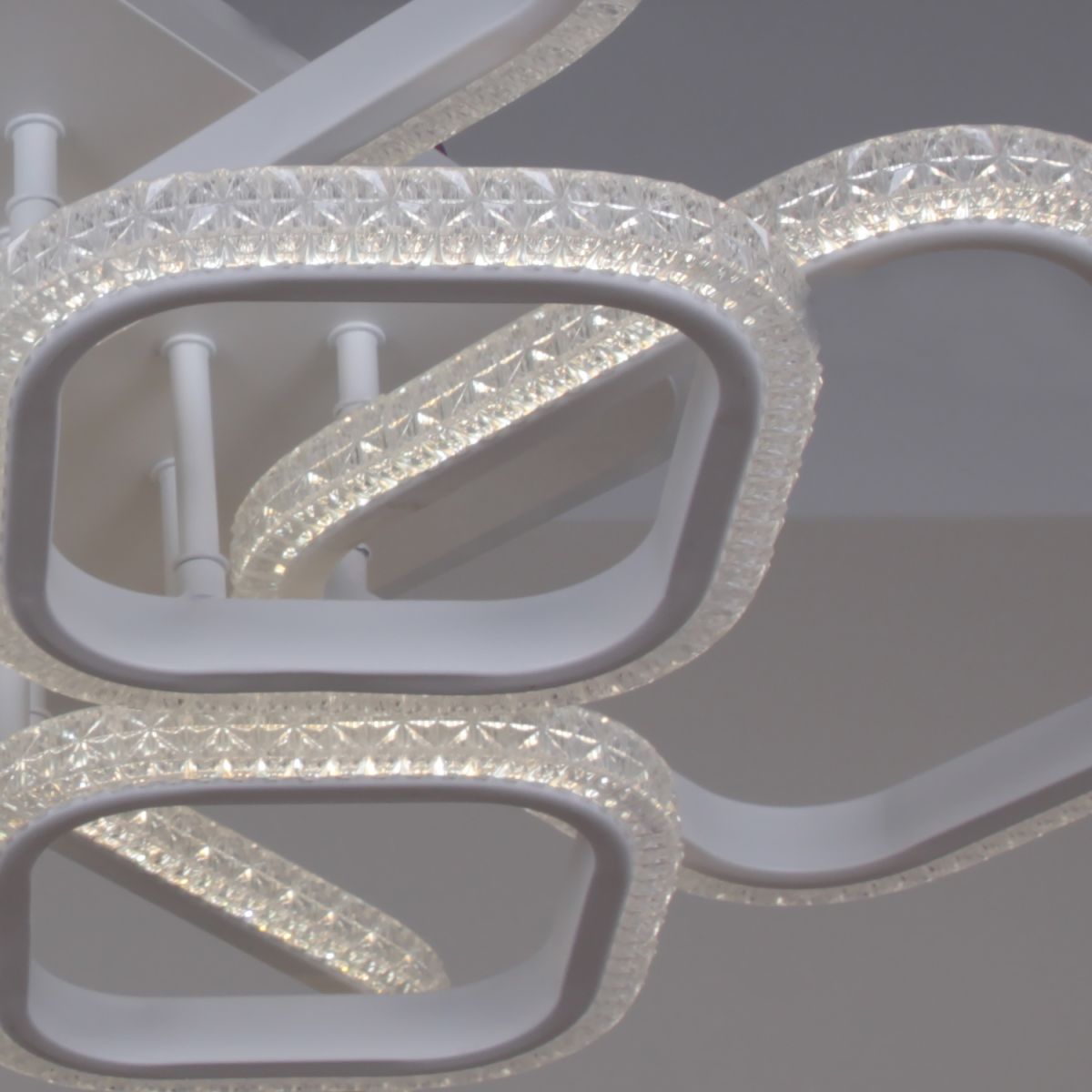 Потолочная люстра Reluce 06335-0.3-4+4A WH (RGB)