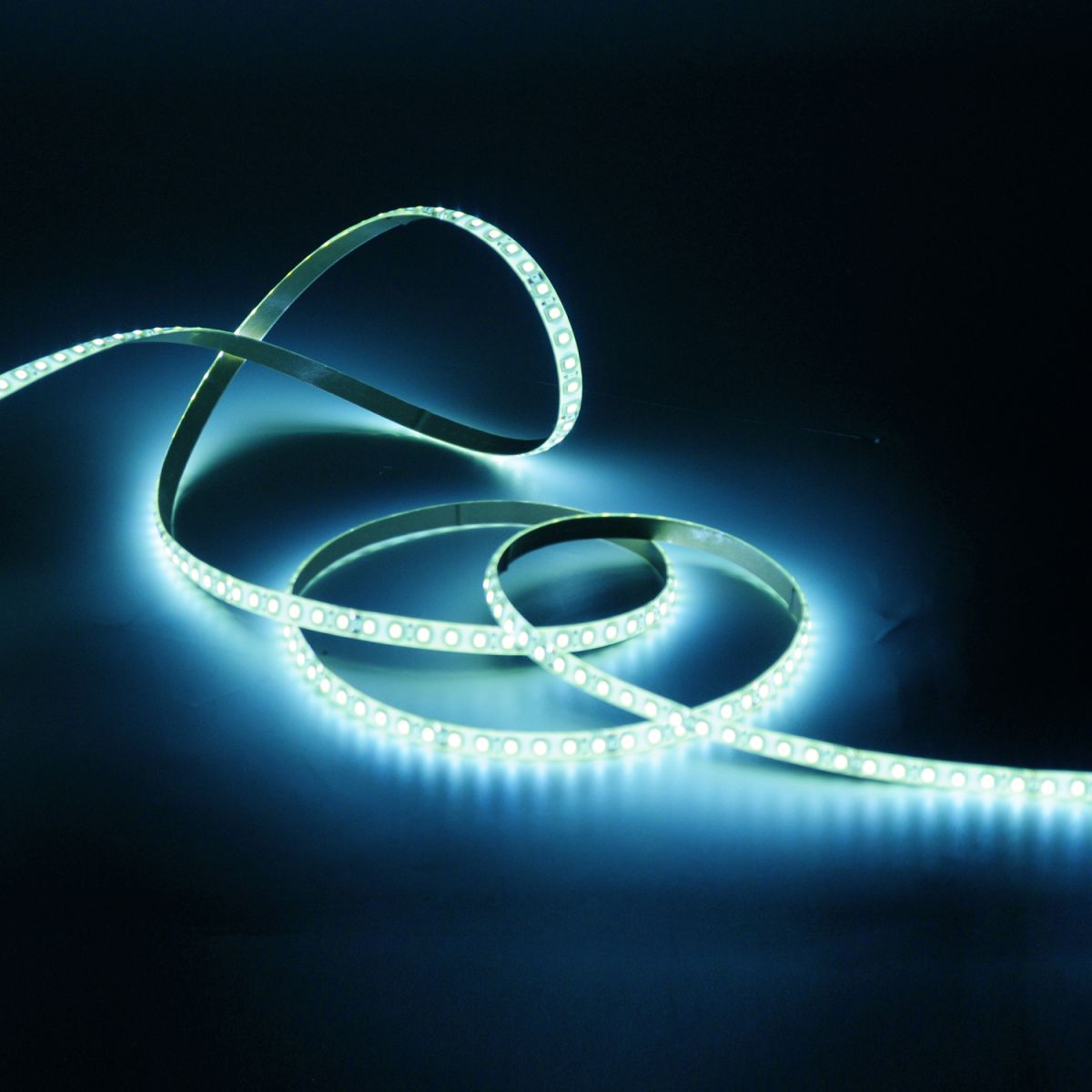 Светодиодная лента Gauss LED 2835/120-SMD 6.5W 24V DC 600lm/m 5000K IP65 (блистер 5м)311000265