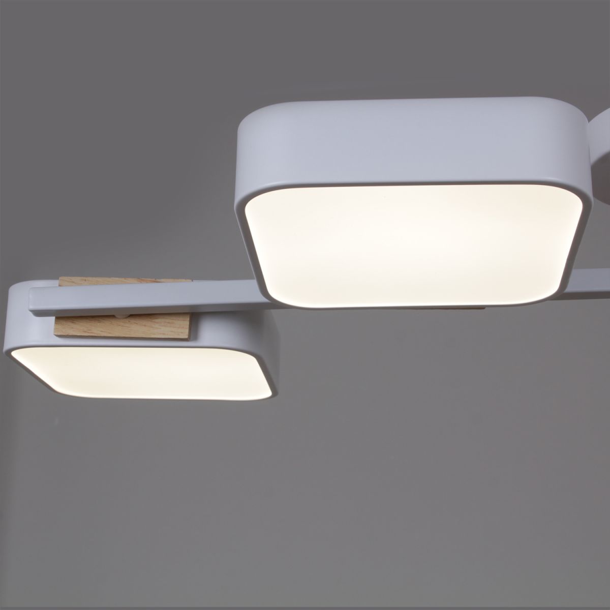 Люстра на штанге Reluce 03361-0.3-04 WH+WOOD