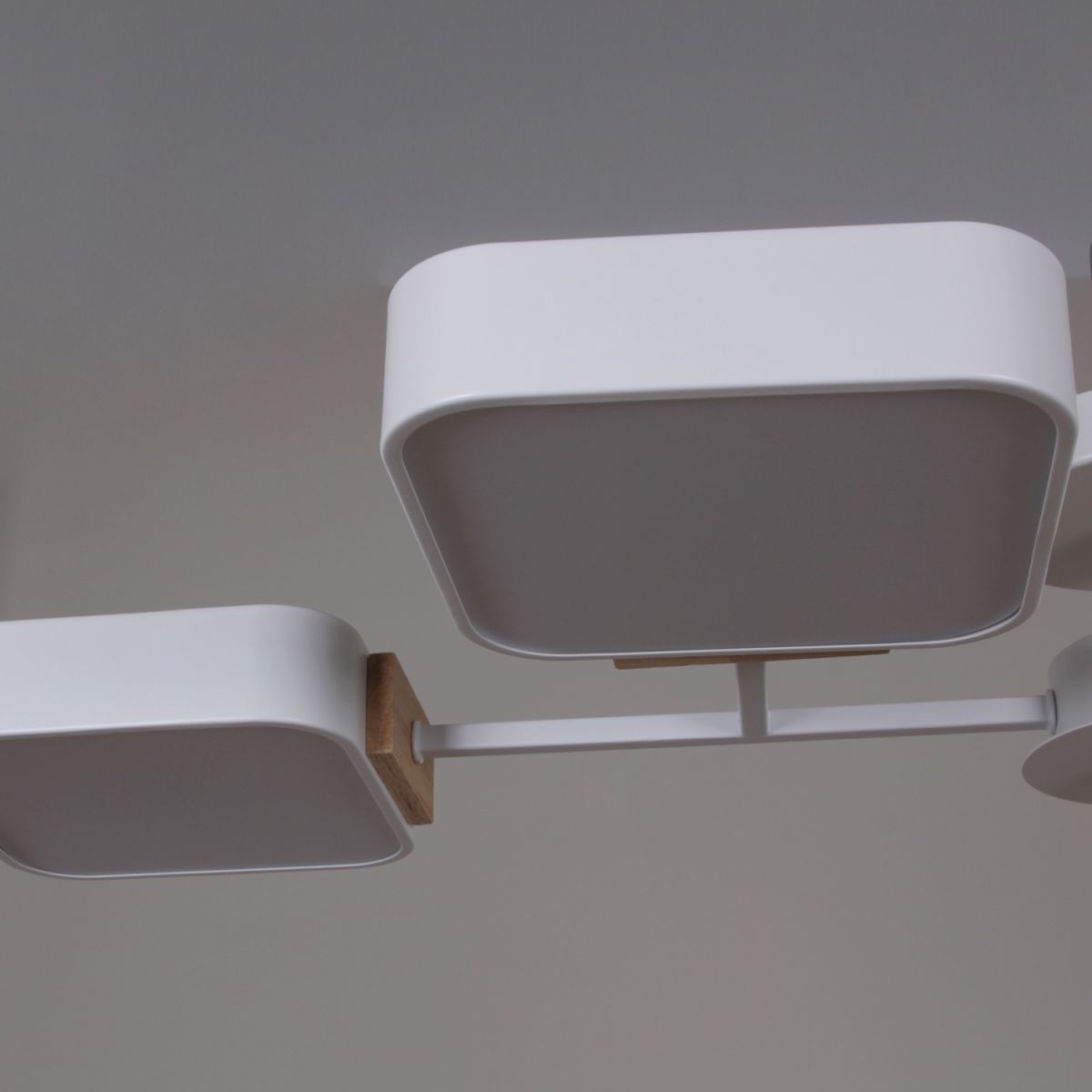 Люстра на штанге Reluce 03363-0.3-06 WH+WOOD