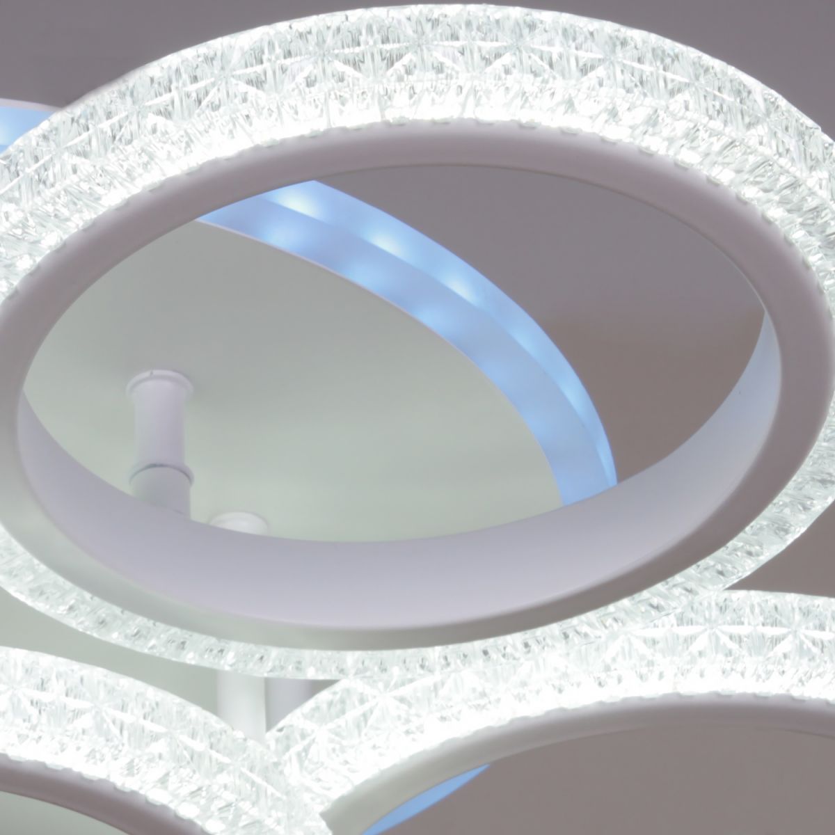 Потолочная люстра Reluce 06333-0.3-5+1A WH (RGB)