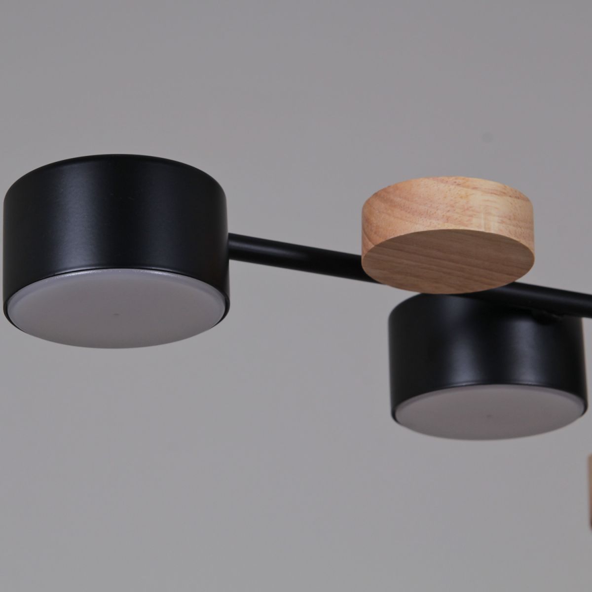 Люстра на штанге Reluce 03758-0.3-06 BK+WOOD GX53