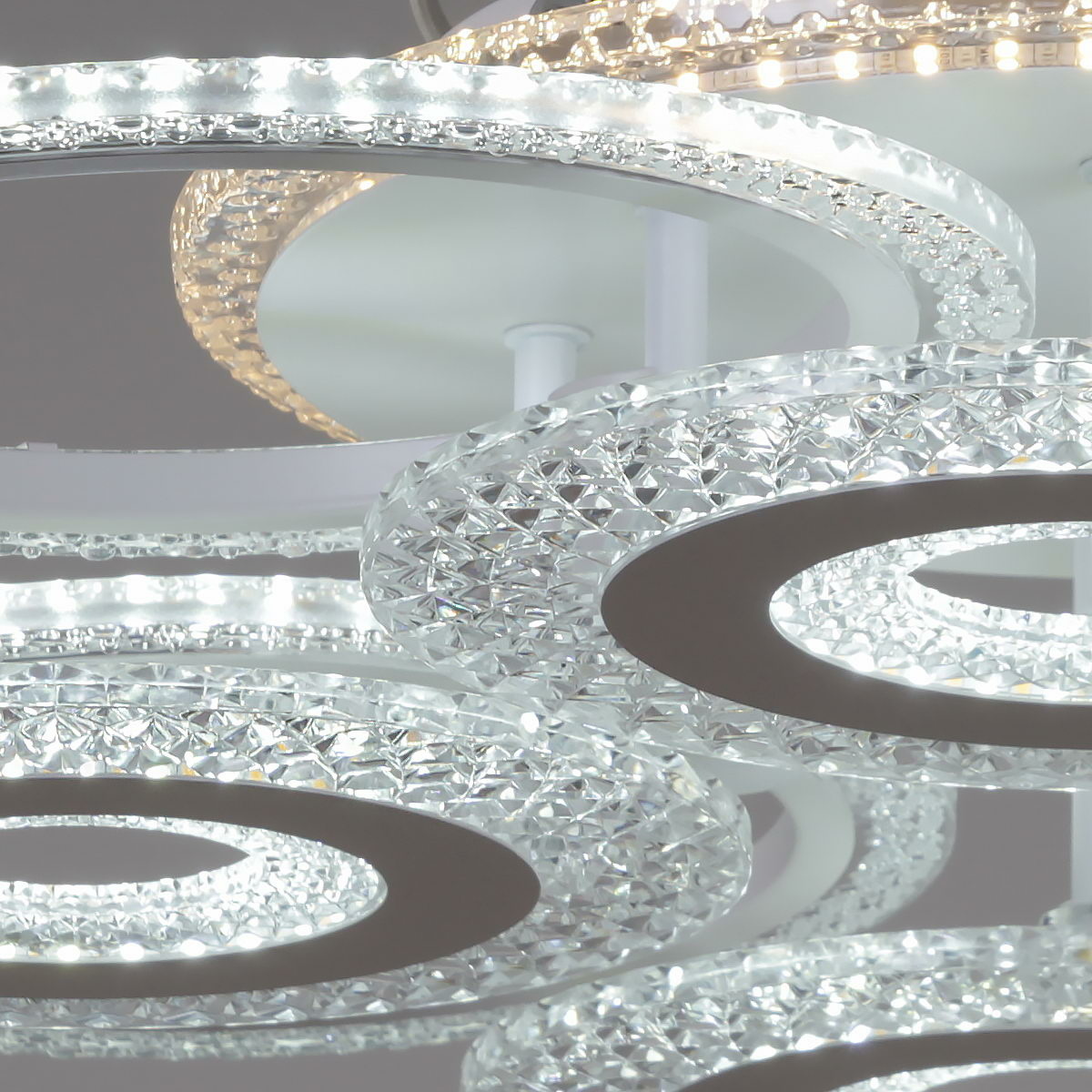 Потолочная люстра Reluce 20697-0.3-3+3+1