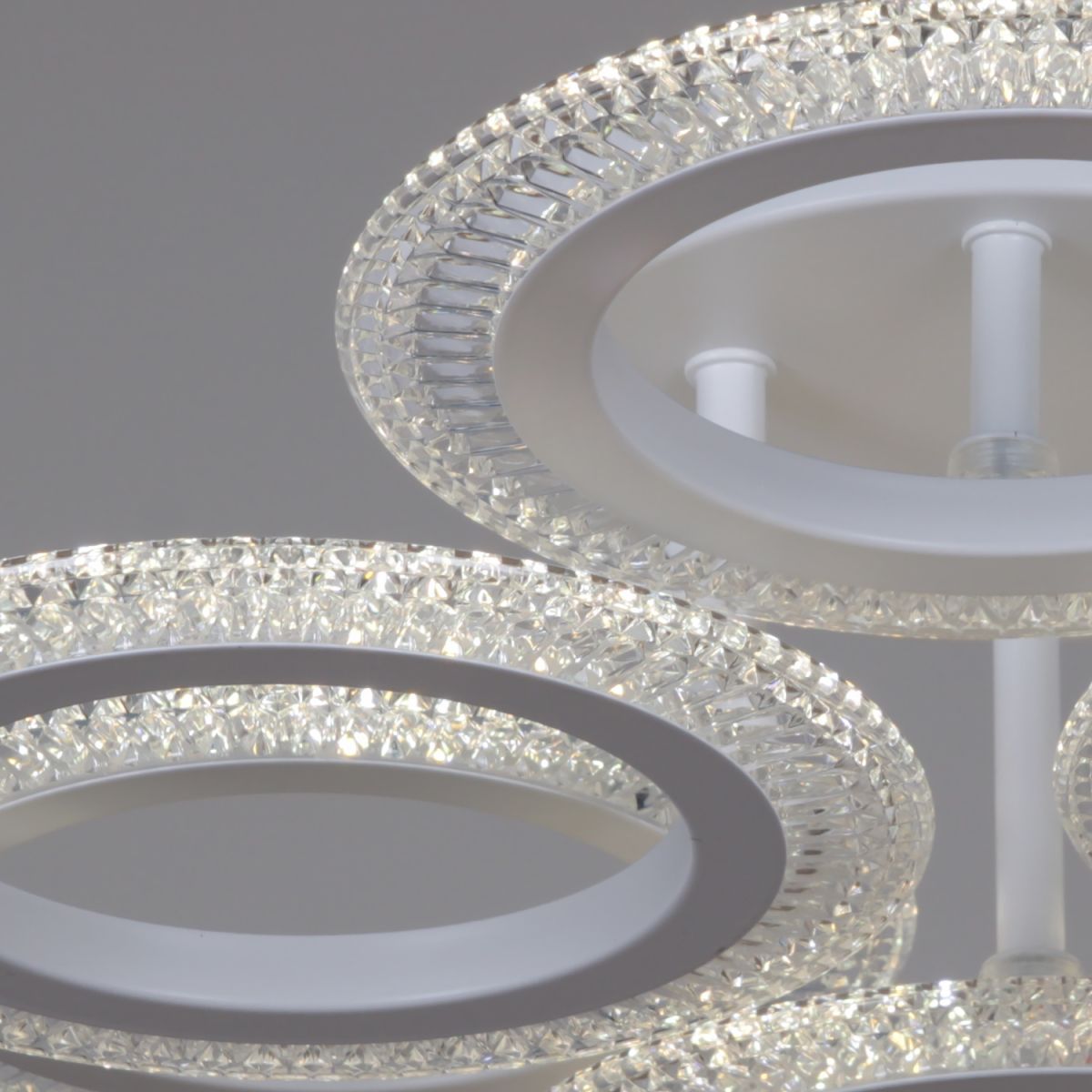 Потолочная люстра Reluce 09837-0.3-3+3 WH