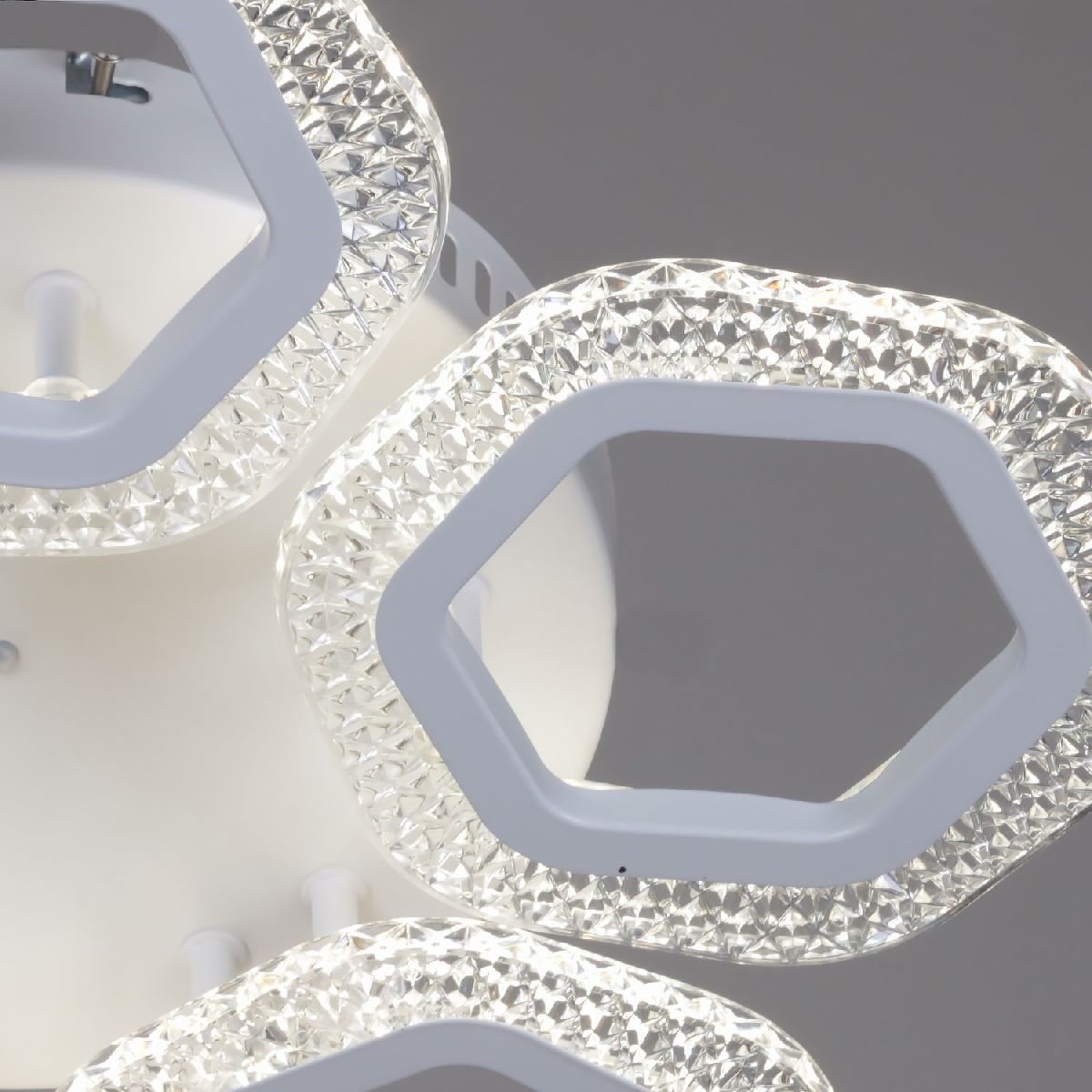 Потолочная люстра Reluce 08490-0.3-05A WH