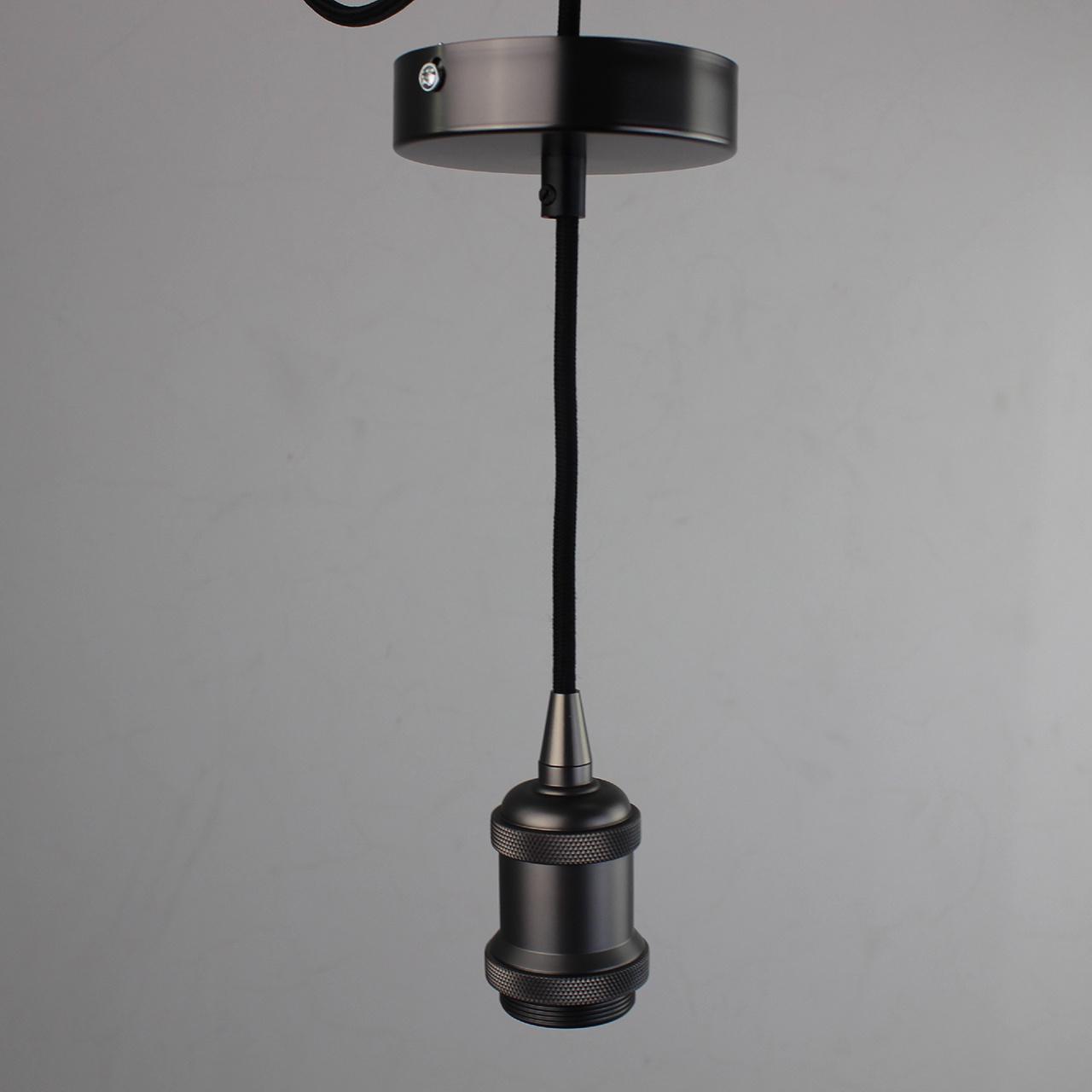 Ретро патрон с подвесом E27 Черный Sun Lumen 056-595