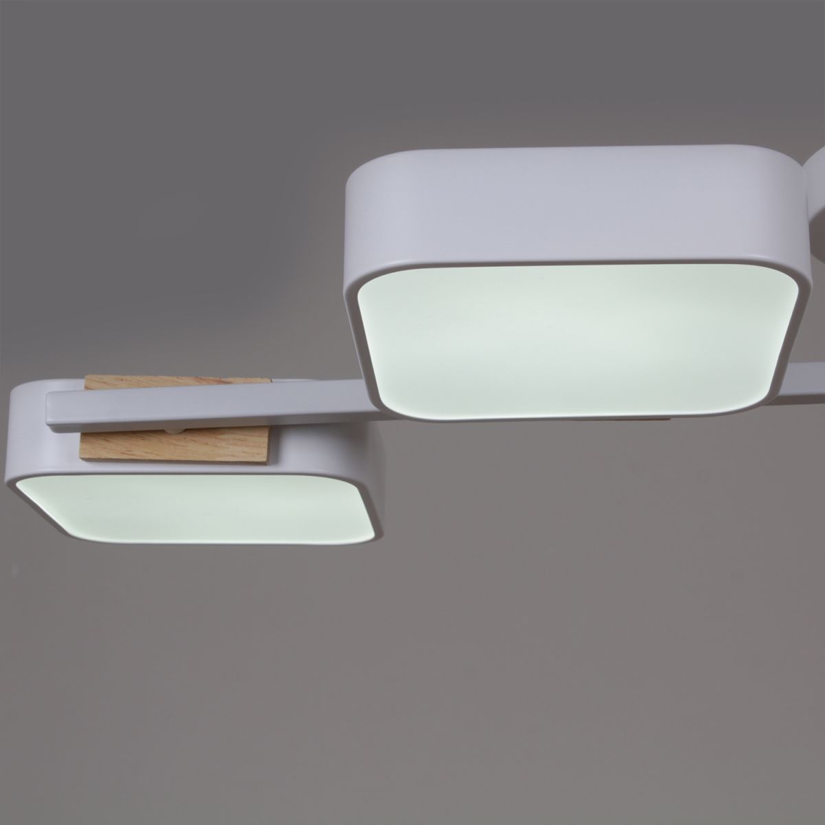 Люстра на штанге Reluce 03361-0.3-04 WH+WOOD