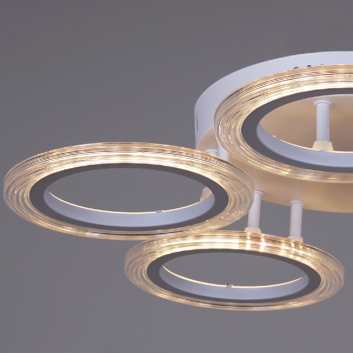 Потолочная люстра Reluce 09812-3.3-05A WH