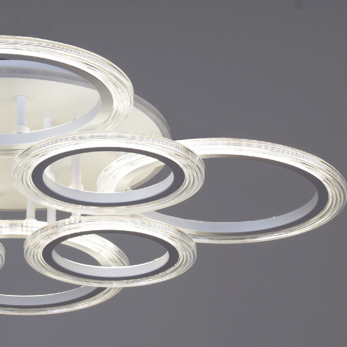 Потолочная люстра Reluce 09812-3.3-4+4A WH (RGB)