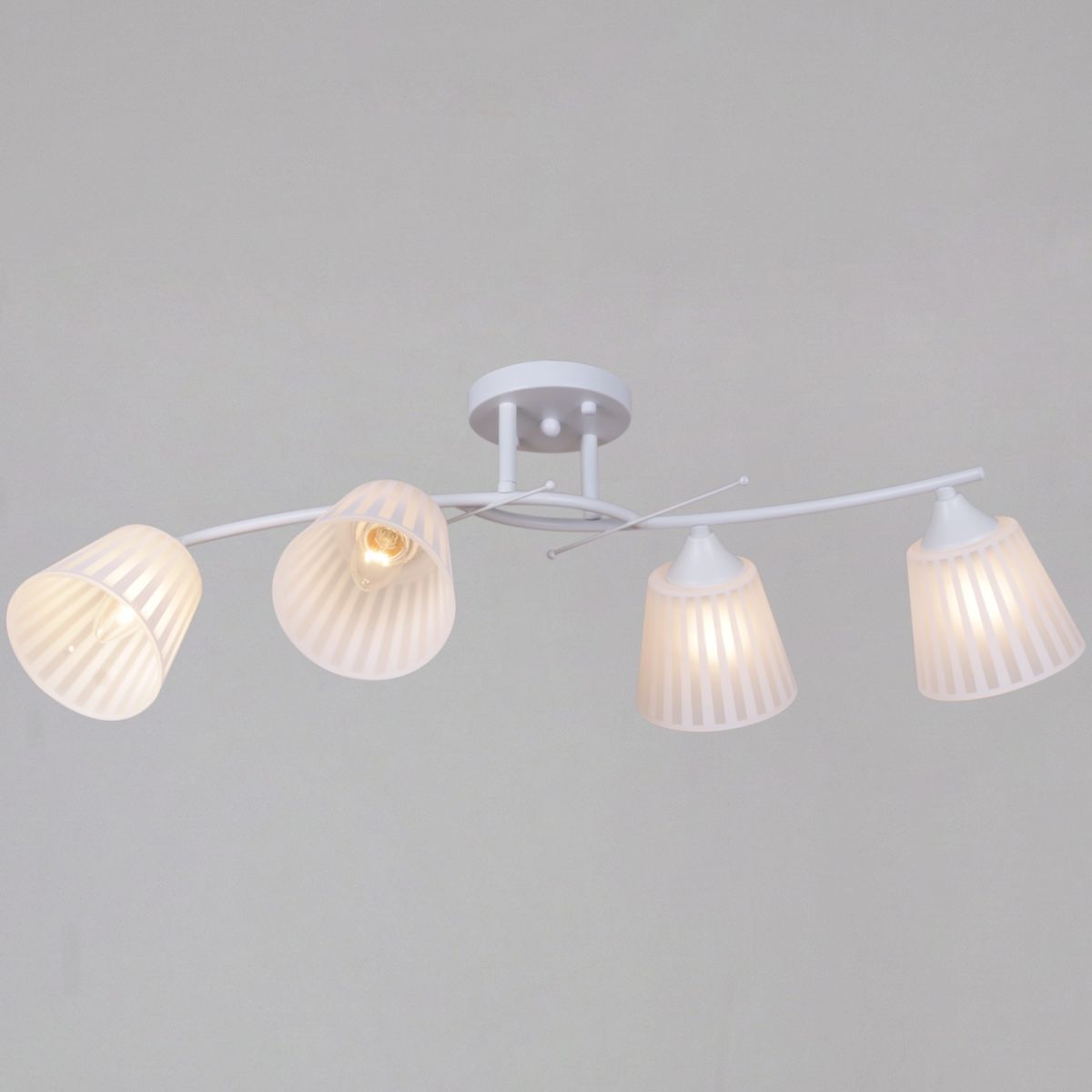 Потолочная люстра Reluce 82460-0.3-04 WH