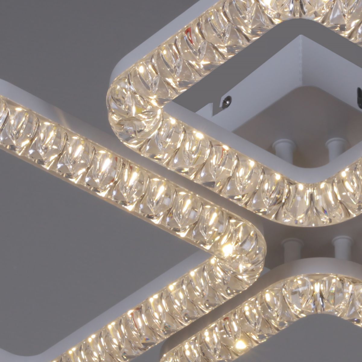 Потолочная люстра Reluce 09848-0.3-04D WH