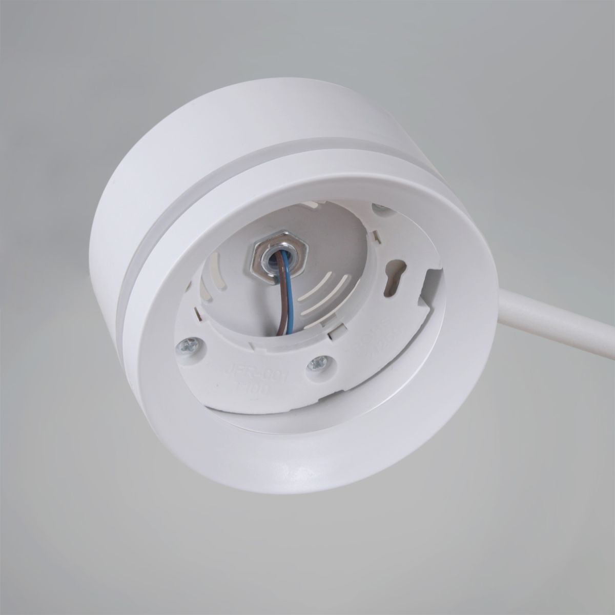 Потолочная люстра Reluce 20590-0.3-3+1 White