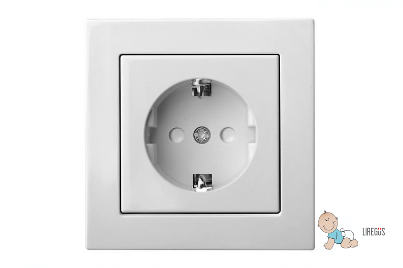 Розетка с заземлением и шторками Liregus Epsilon 28-0163