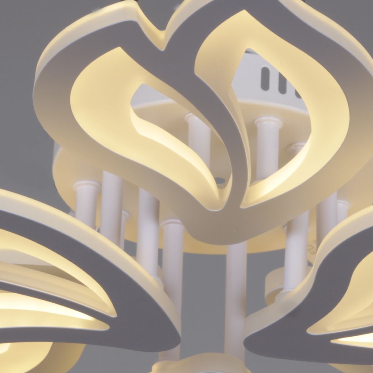 Потолочная люстра Reluce 05100-0.3-3+3 WH