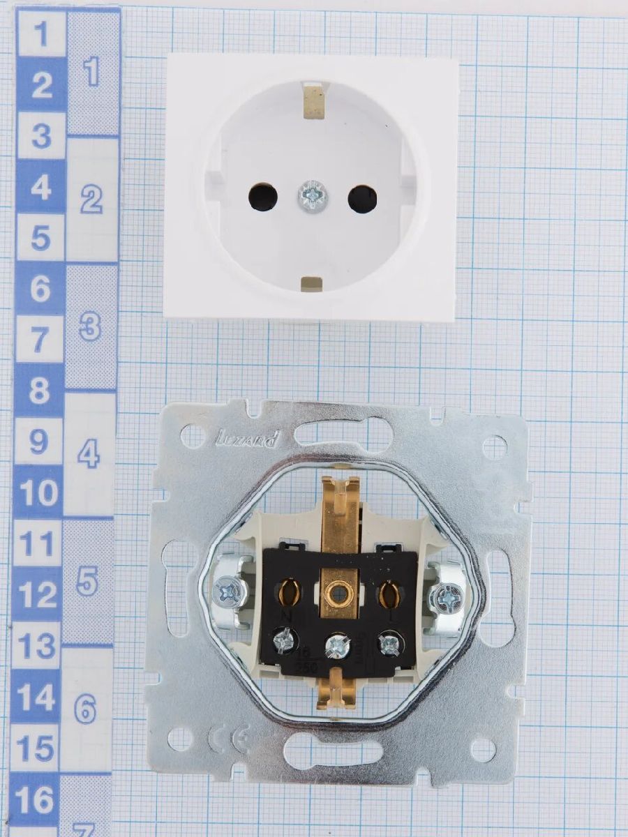 Розетка с защитой от детей Lezard Karina 707-0288-124B