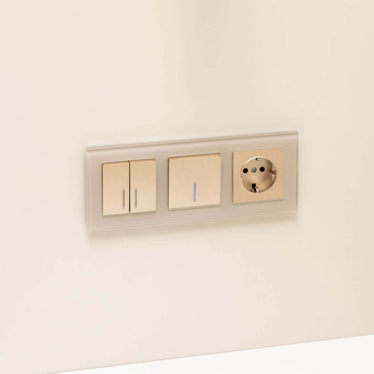 Розетка с заземлением и шторками Werkel шампань рифленый W1171110 4690389159756