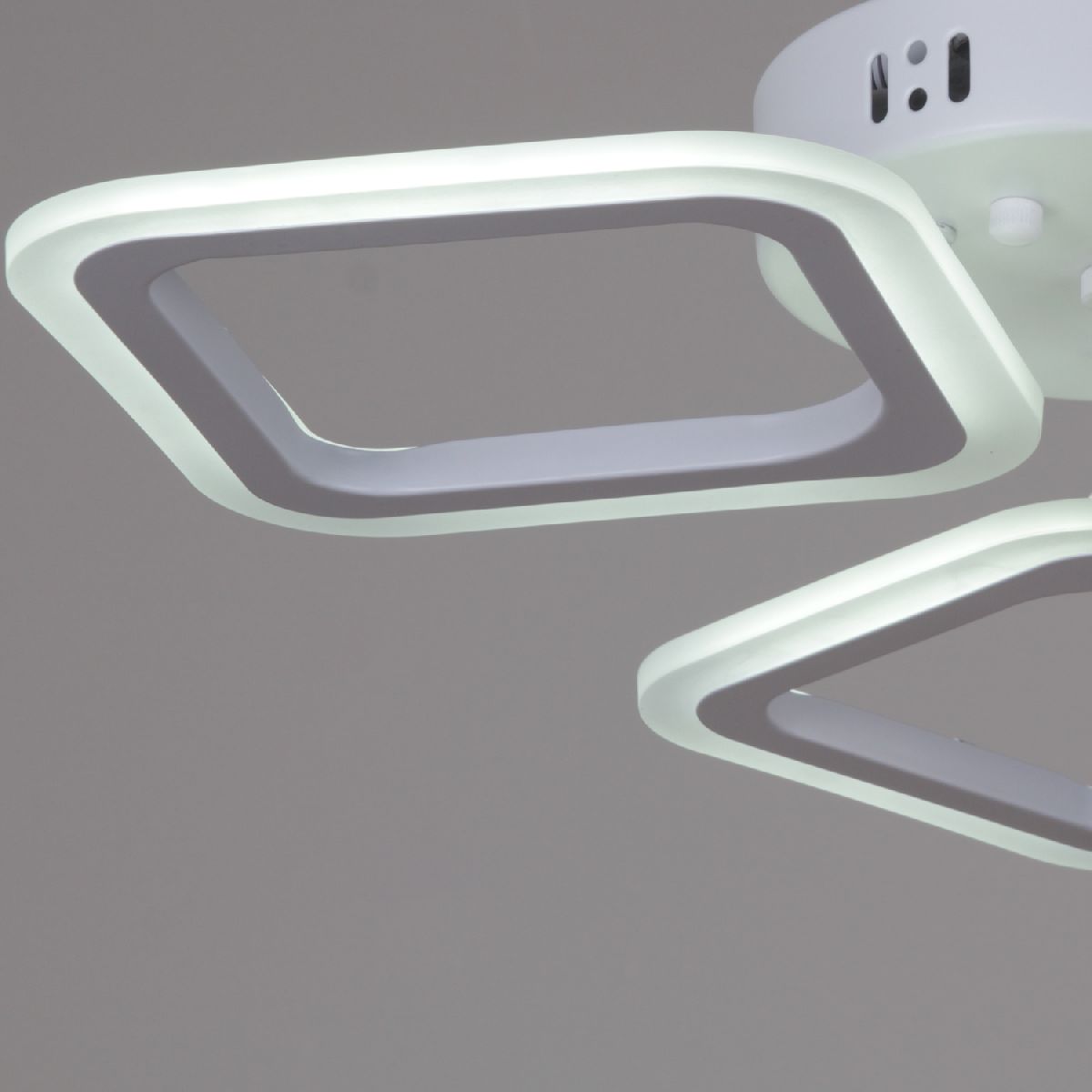 Потолочная люстра Reluce 02316-3.3-03S WH