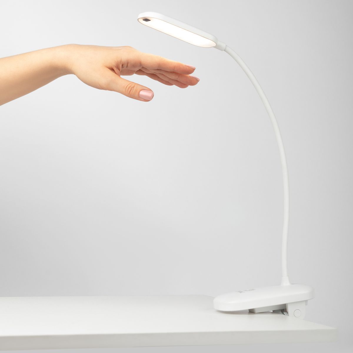 Настольная аккумуляторная лампа Эра NLED-525-6W-W Б0068589