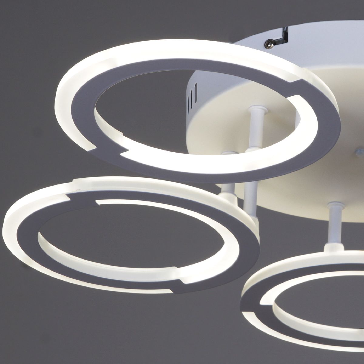 Потолочная люстра Reluce 09820-3.3-05 WH