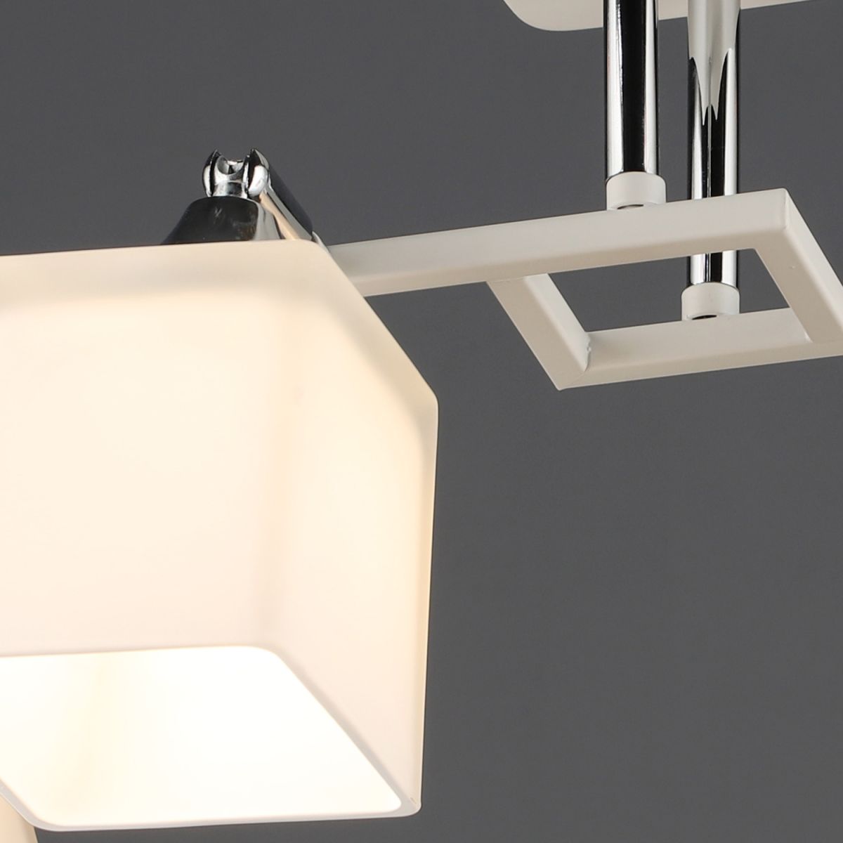 Потолочная люстра Reluce 06646-0.3-04 WT+CR