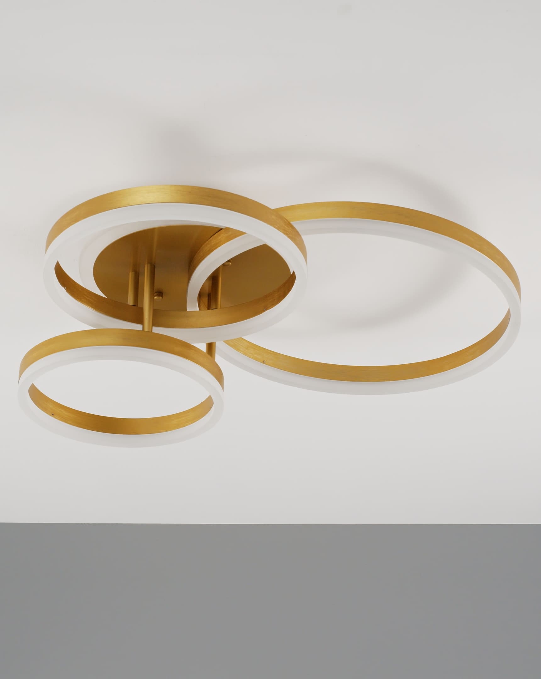 Потолочная светодиодная люстра Moderli Ave V10645-CL