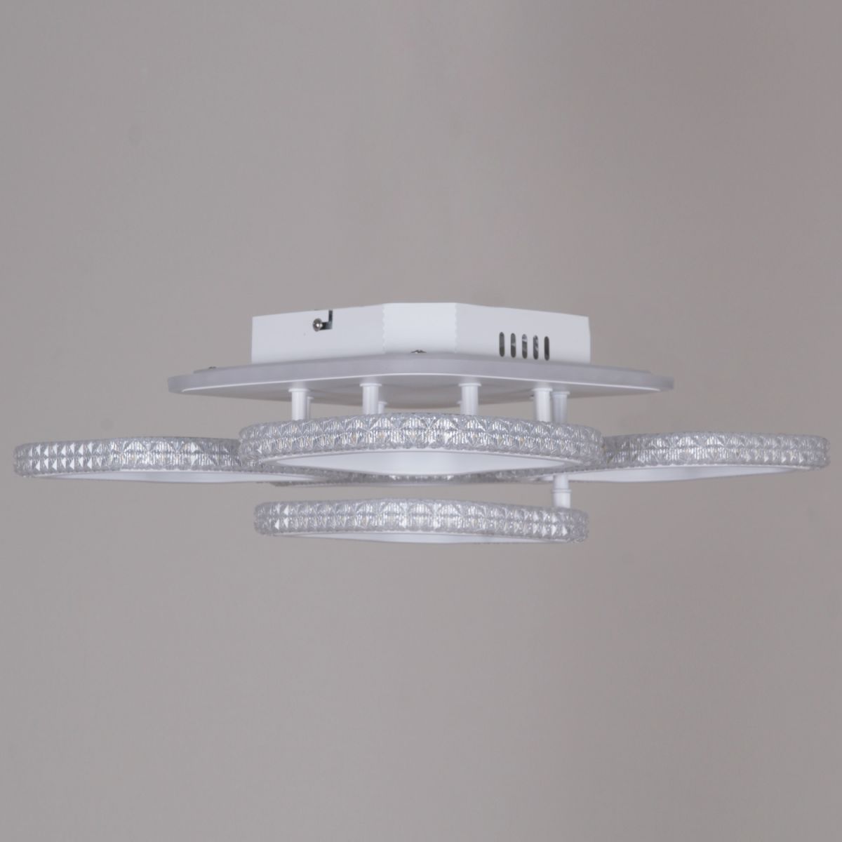 Потолочная люстра Reluce 06335-0.3-4+1A WH (RGB)