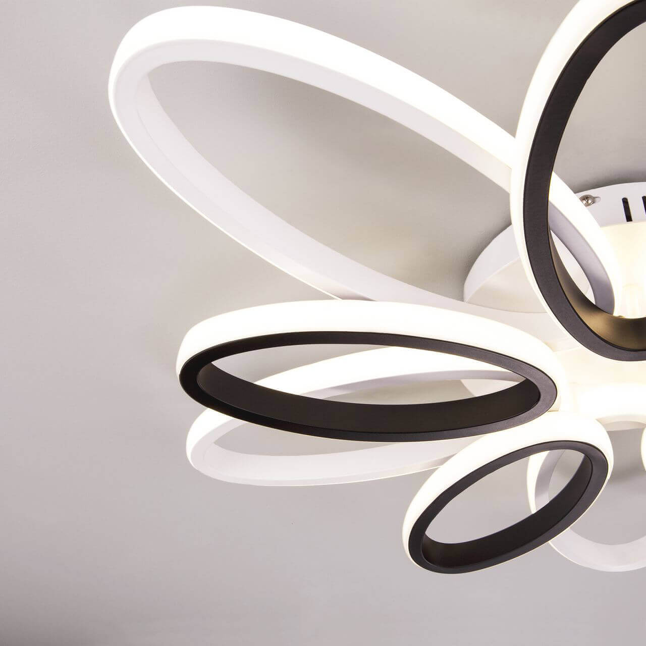 Потолочная светодиодная люстра Eurosvet Blade 90137/10 белый/чёрный