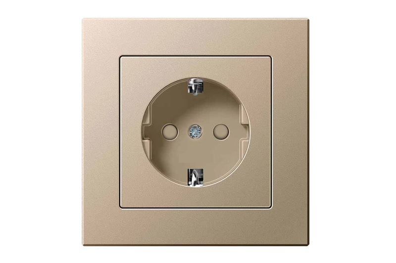 Розетка с заземлением и шторками Liregus Epsilon 28-3113