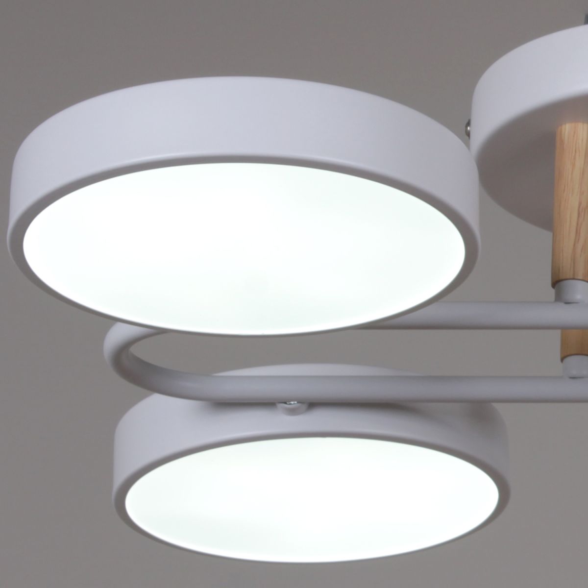 Потолочная люстра Reluce 03322-0.3-04 WH+WOOD