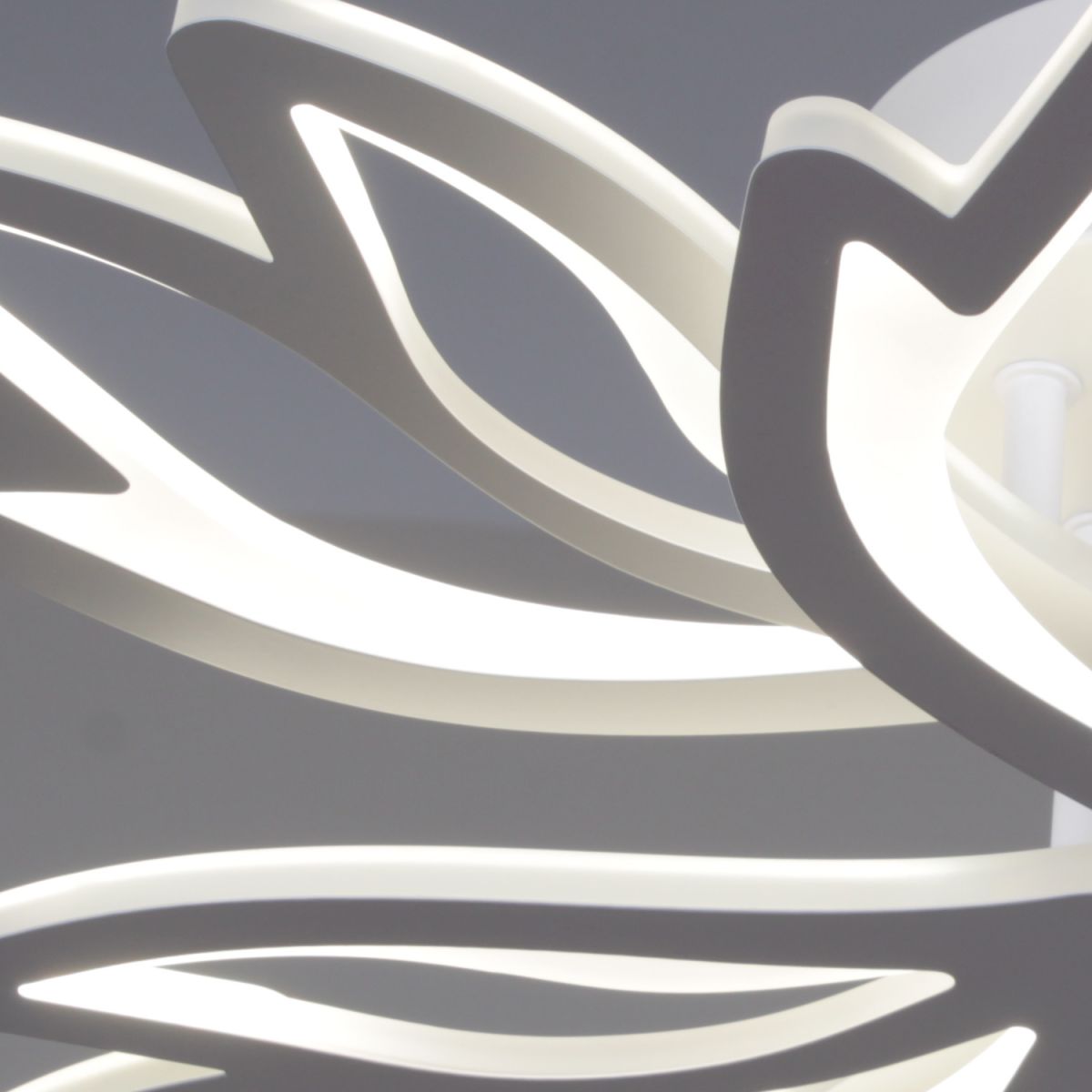 Потолочная люстра Reluce 09862-0.3-3+3 WH