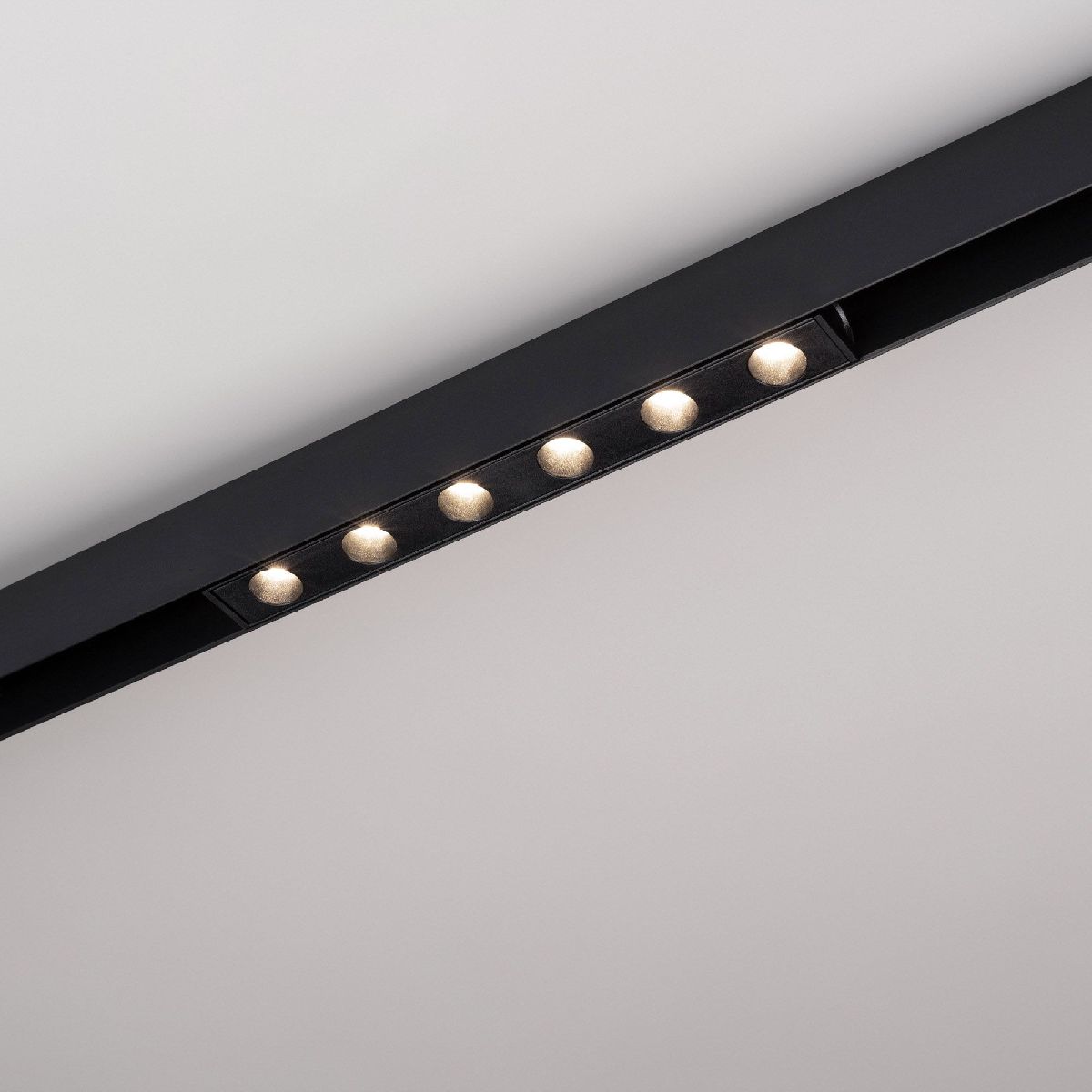 Трековый магнитный светильник Arlight MAG-DOTS-25-L200-6W Warm3000 (BK, 30 deg, 24V, DALI) 046323