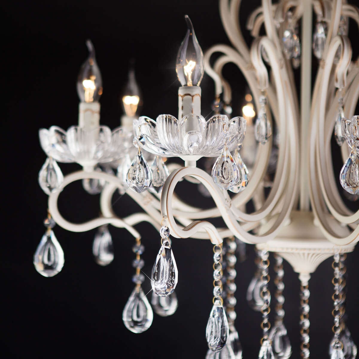 Потолочная люстра Eurosvet 12205/8 белый Strotskis