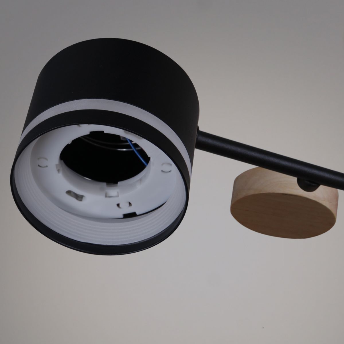 Люстра на штанге Reluce 68730-0.3-06 GX53 BK+WOOD