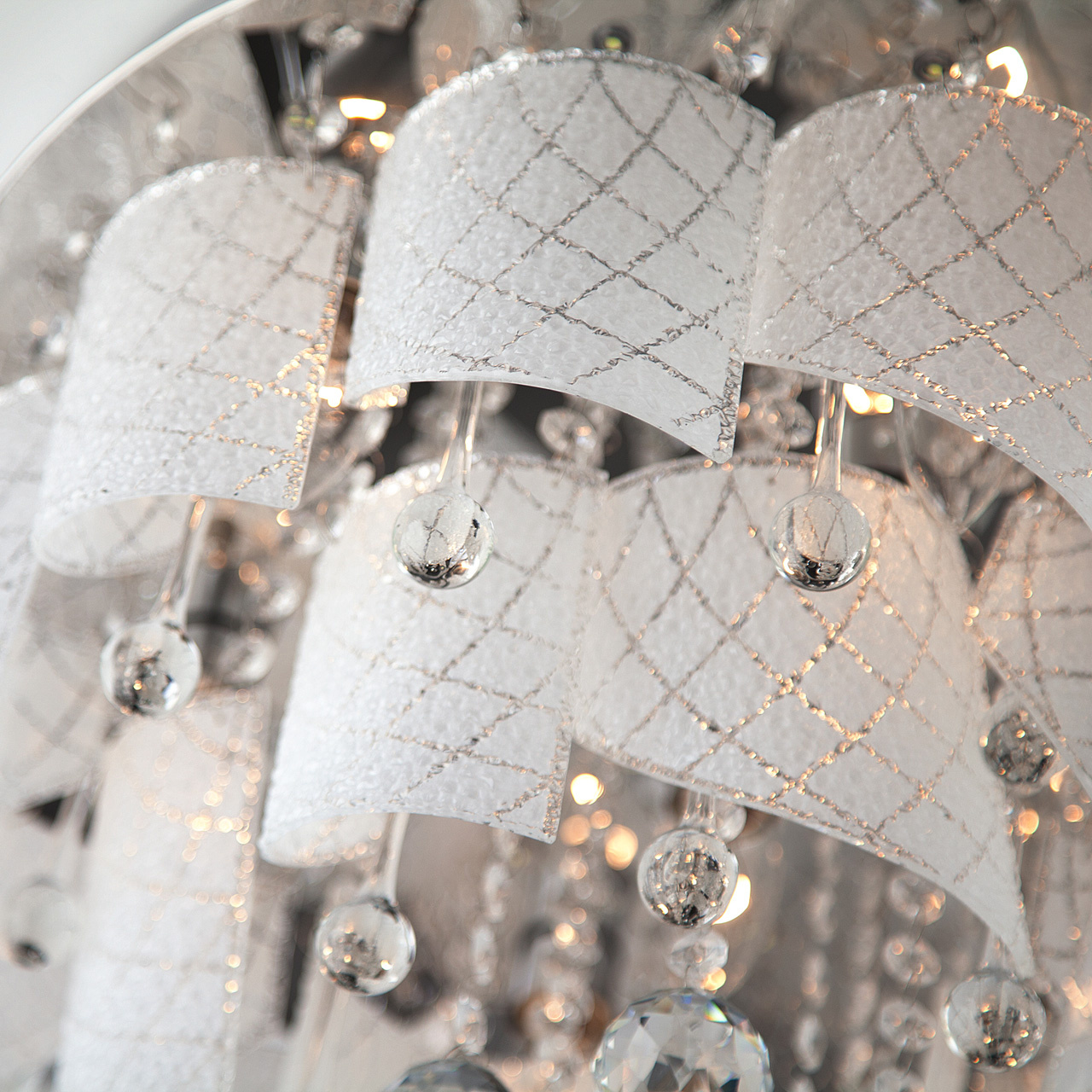 Потолочная люстра Eurosvet Cascade 80117/8 хром/белый