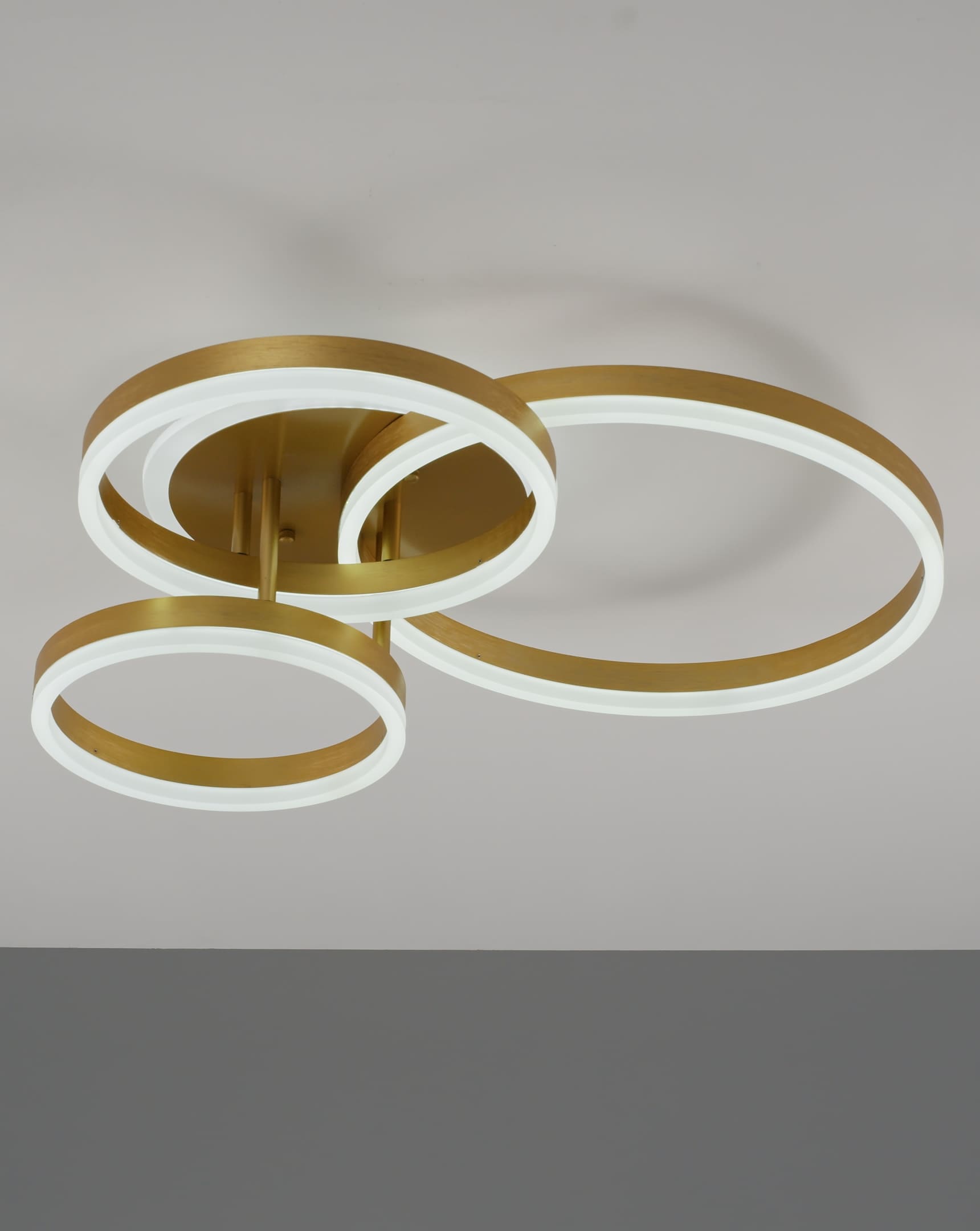 Потолочная светодиодная люстра Moderli Ave V10645-CL