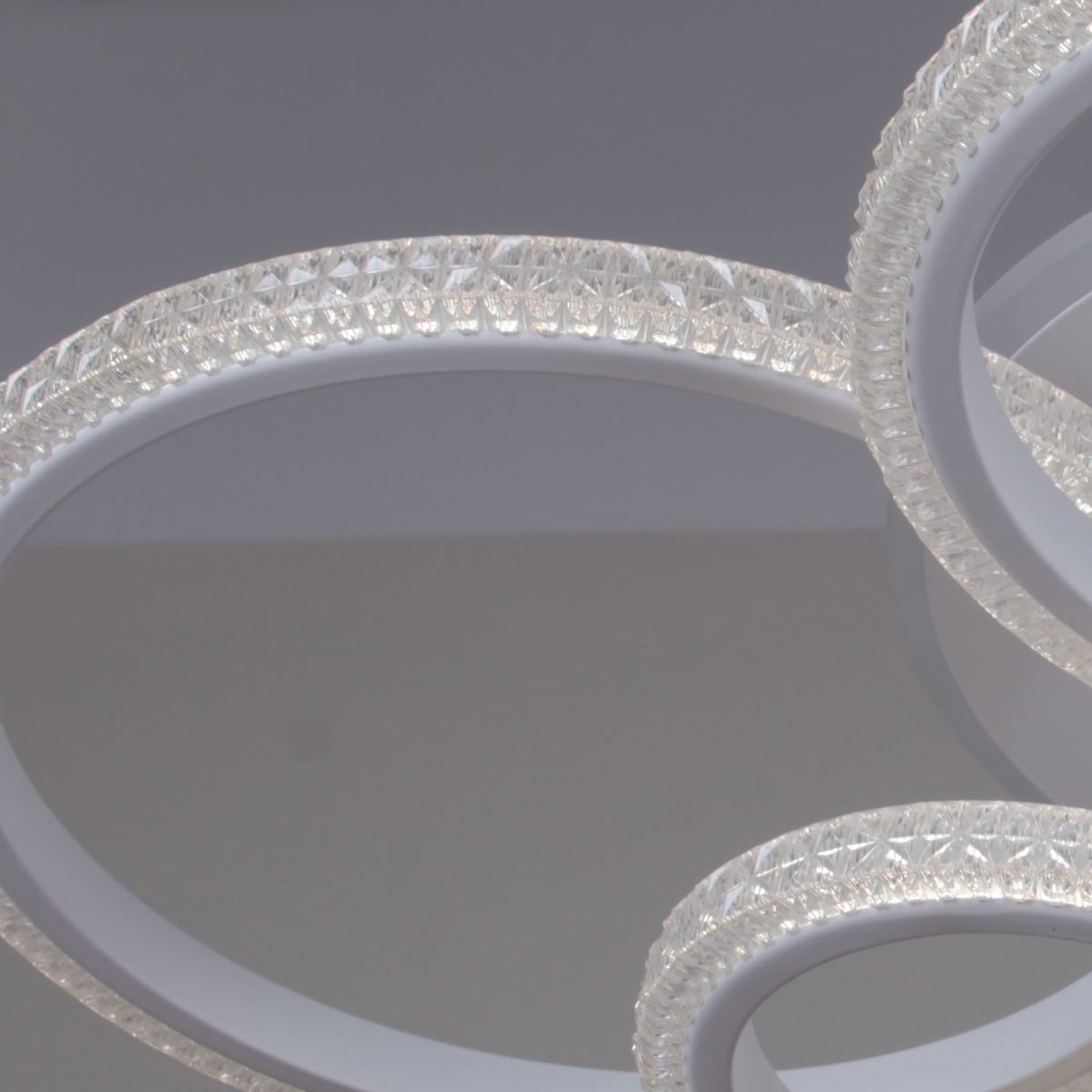 Потолочная люстра Reluce 06333-0.3-06C WH (RGB)