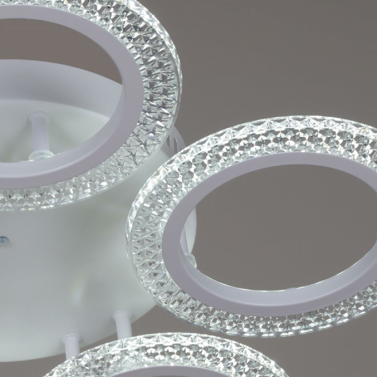 Потолочная люстра Reluce 08488-0.3-05A WH