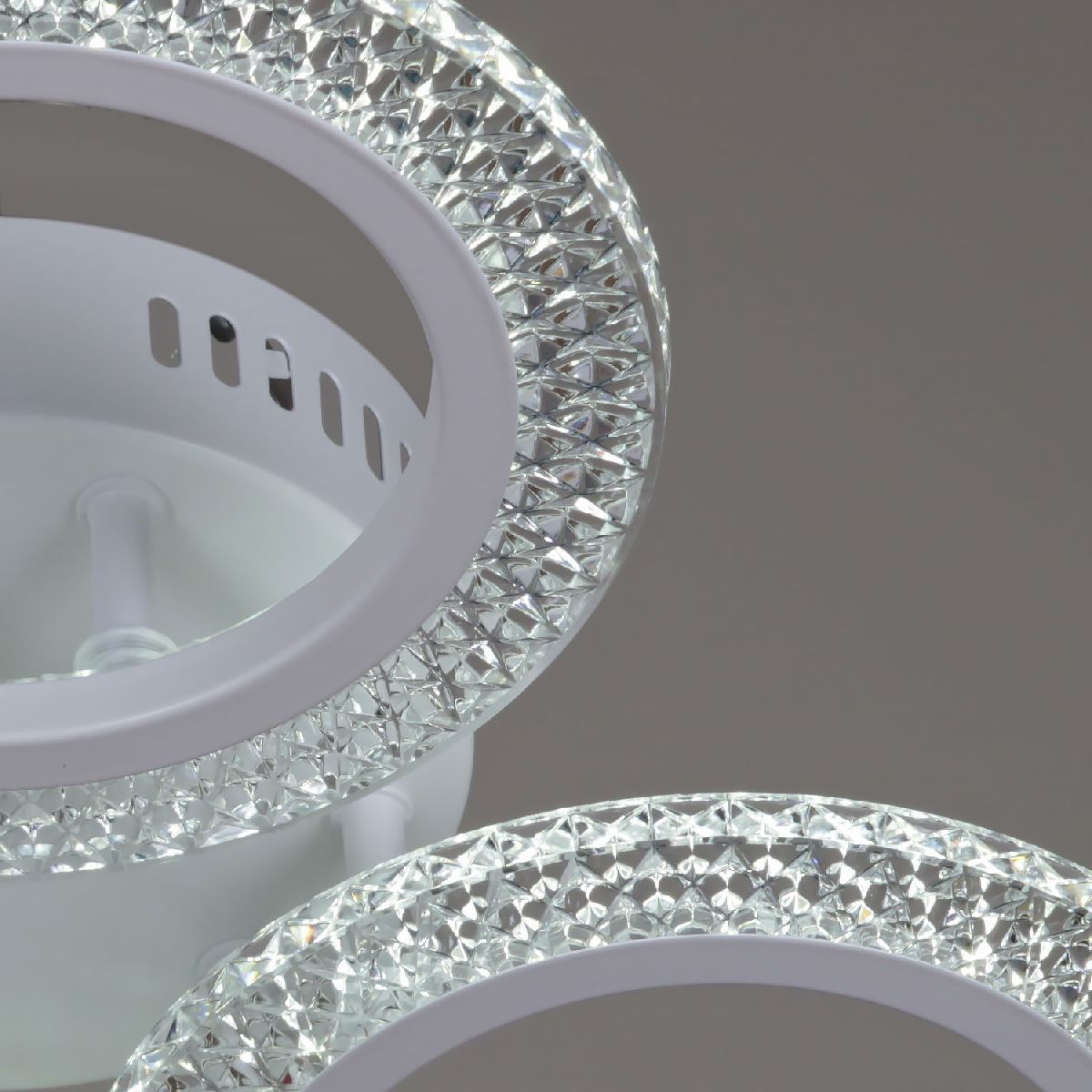 Потолочная люстра Reluce 08488-0.3-03A WH