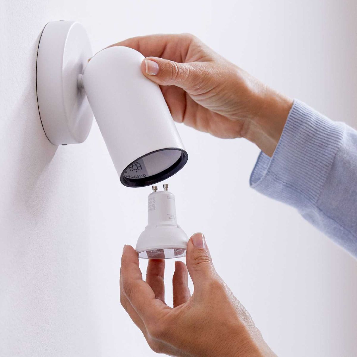 Умная светодиодная лампа Wiz Wi-Fi BLE50WGU10927 DIM1PF/6 GU10 4,7W 2700K 929002448102