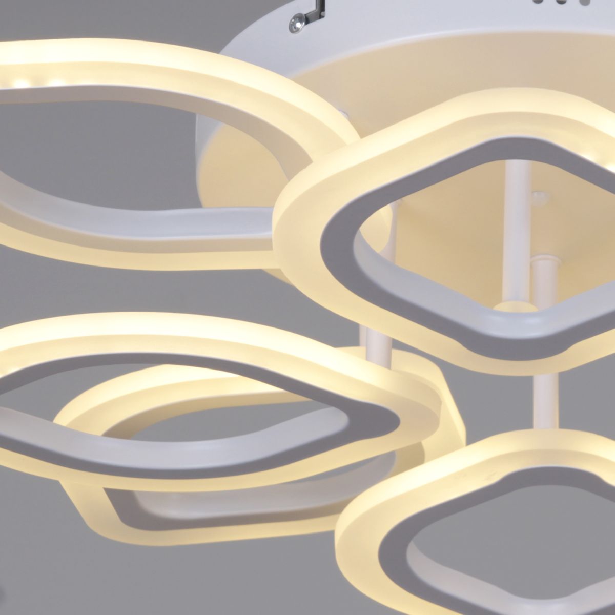 Потолочная люстра Reluce 02302-0.3-4+4 WH