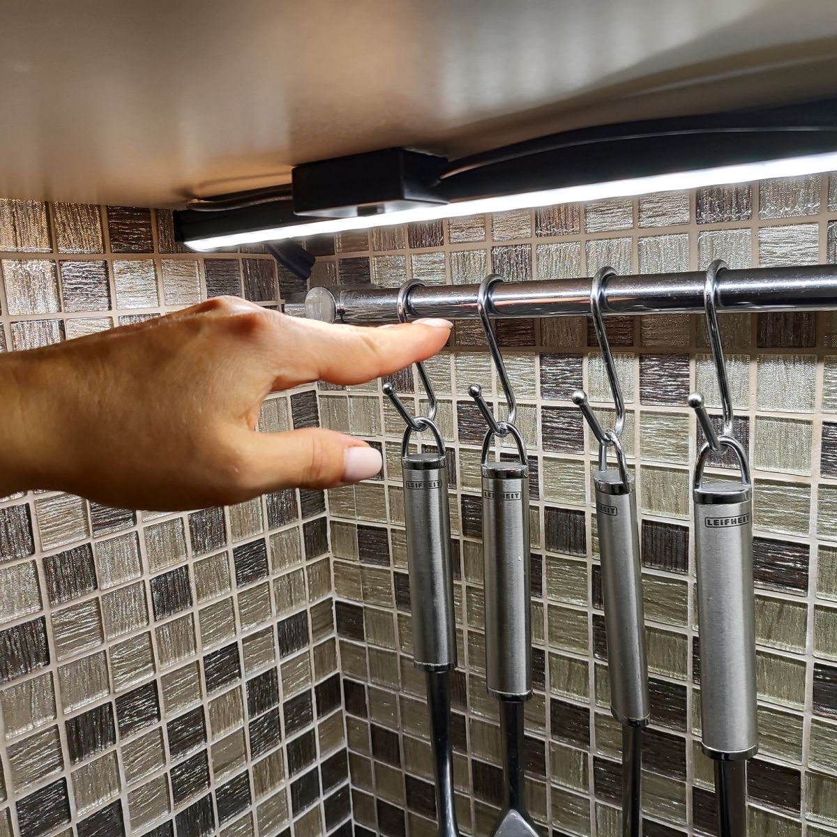 Выключатель бесконтактный для подключения светильников ULI-Q150. ULI-Q950 Volpe USN-Q850 150W/2P/2M WHITE UL-00013028