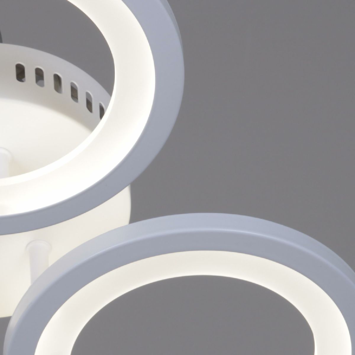 Потолочная люстра Reluce 08450-0.3-03A WH