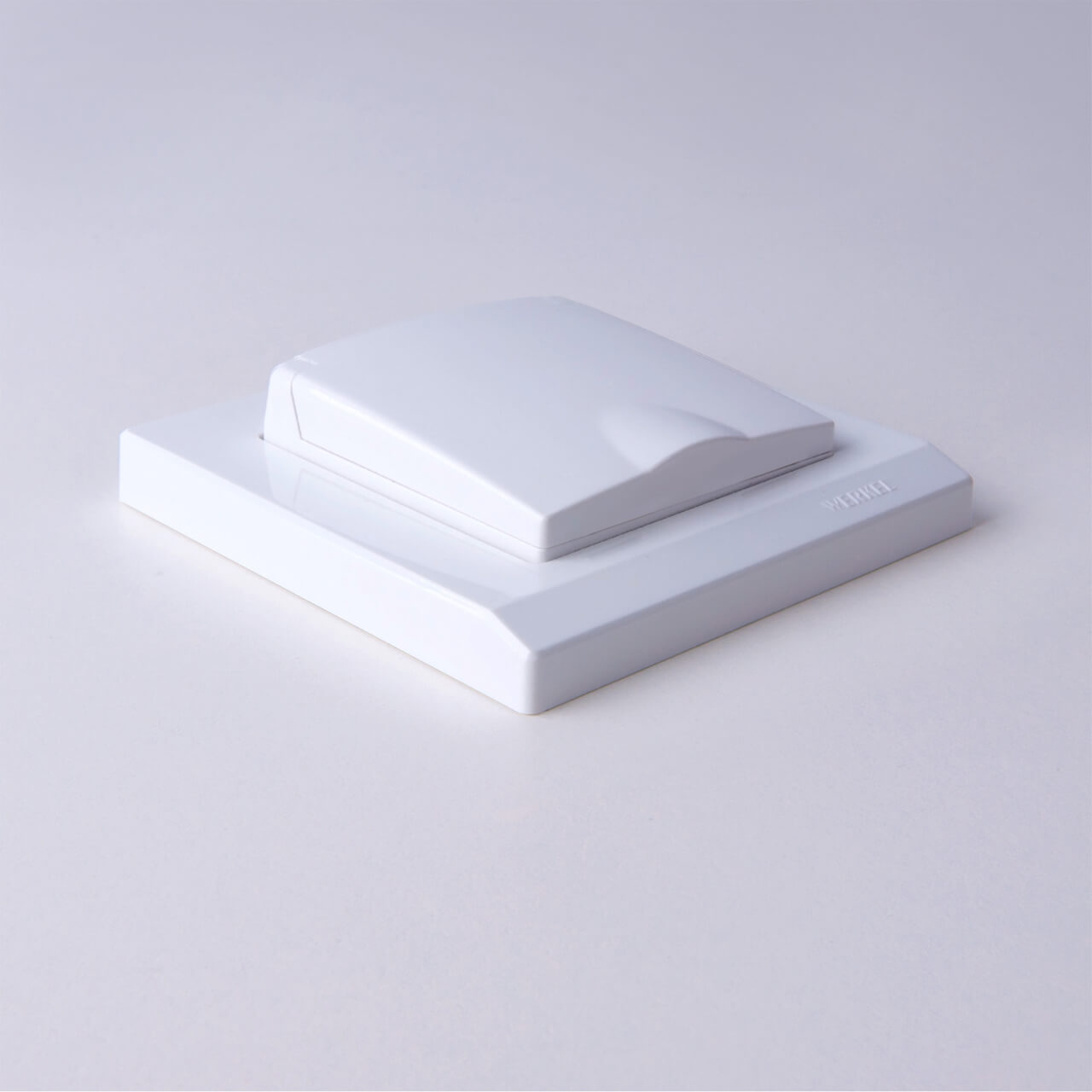 Розетка влагозащищенная с заземлением, с защитной крышкой и шторками Werkel белый W1171201 4690389155178 a051120